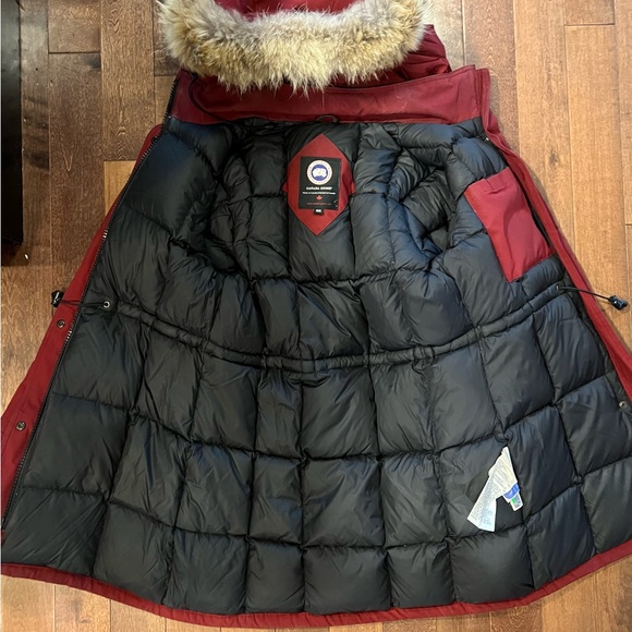 Burgundy Canada Goose Trillium Parka Size Medium - Picture 8 of 8